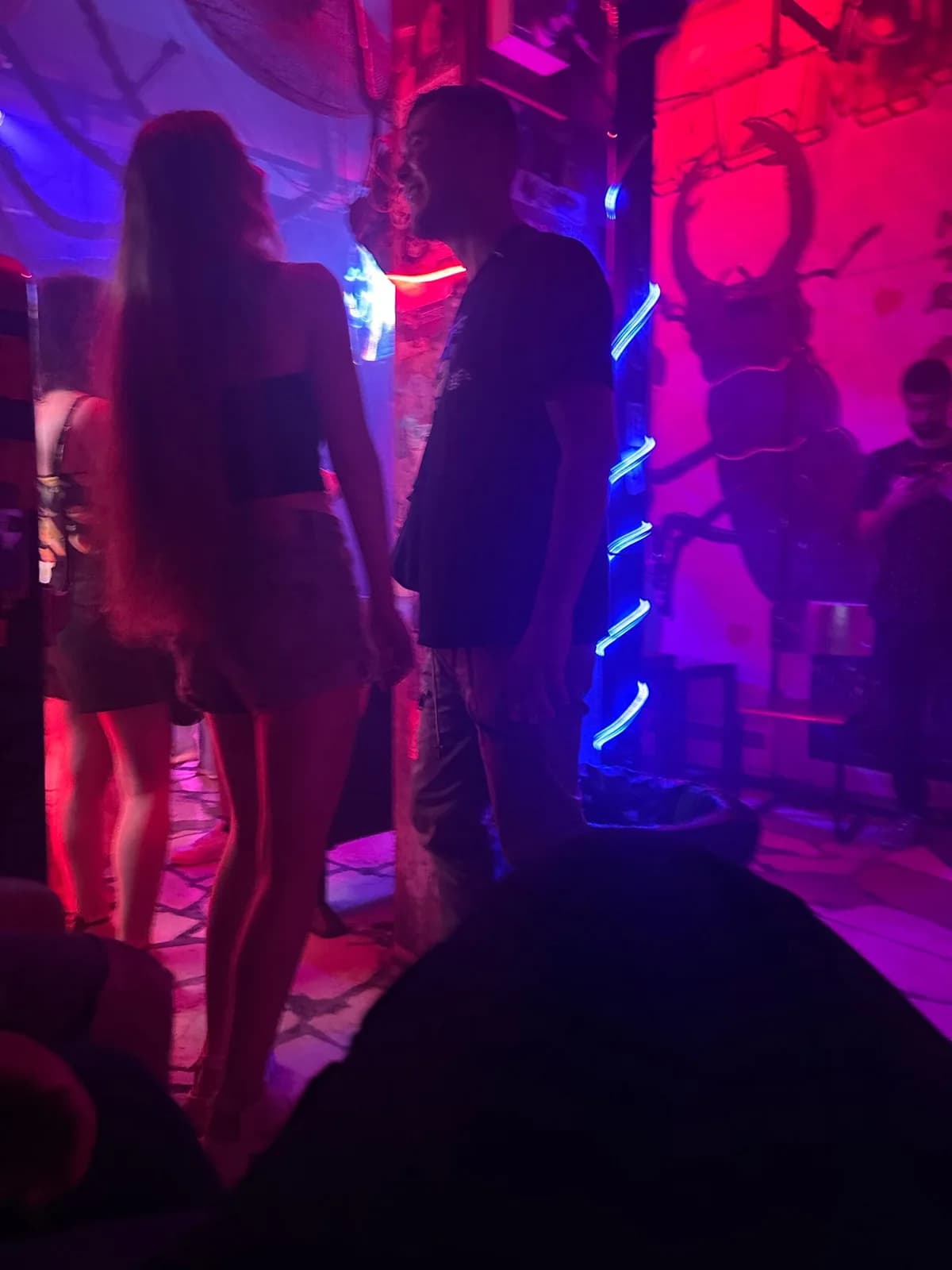 מפגש חברתי בבר בתאורה צבעונית