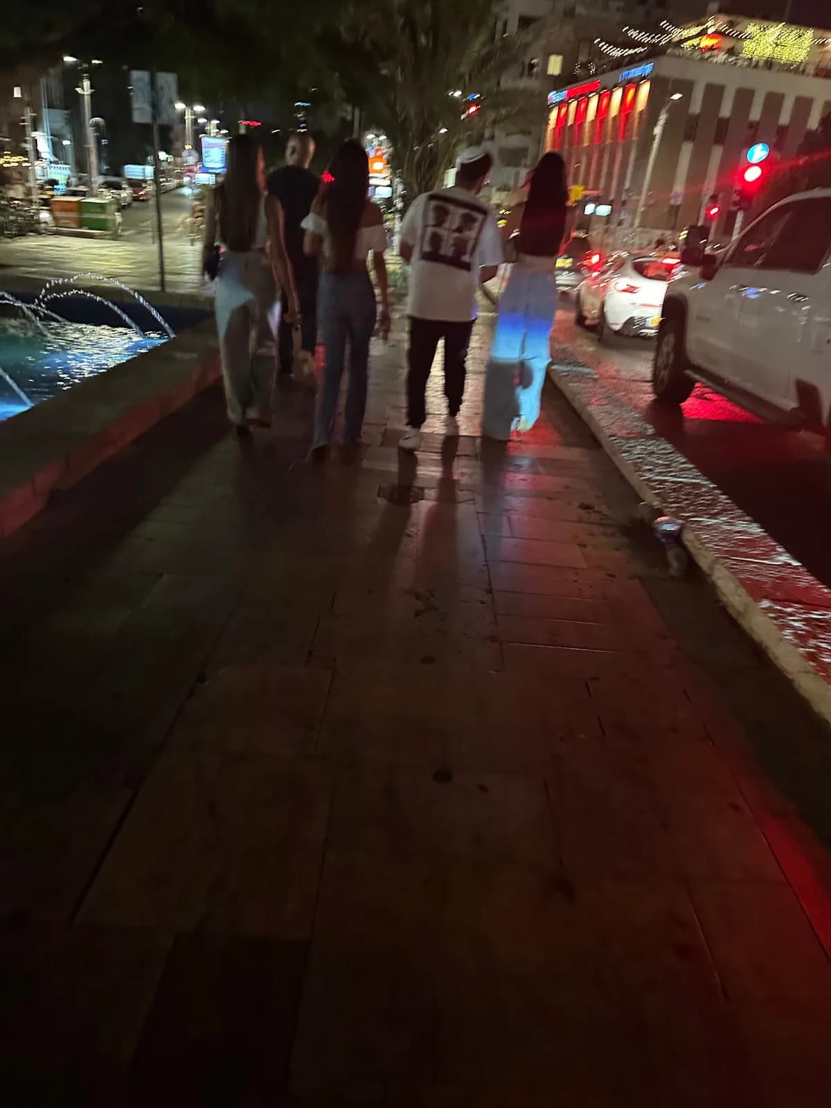 יציאה משותפת ברחוב בשעת ערב
