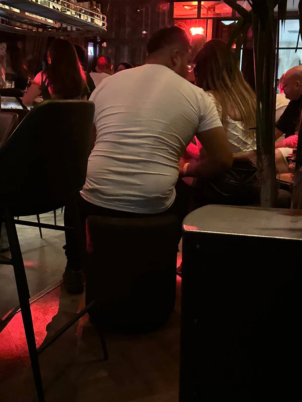 שיחה ליד דלפק בר