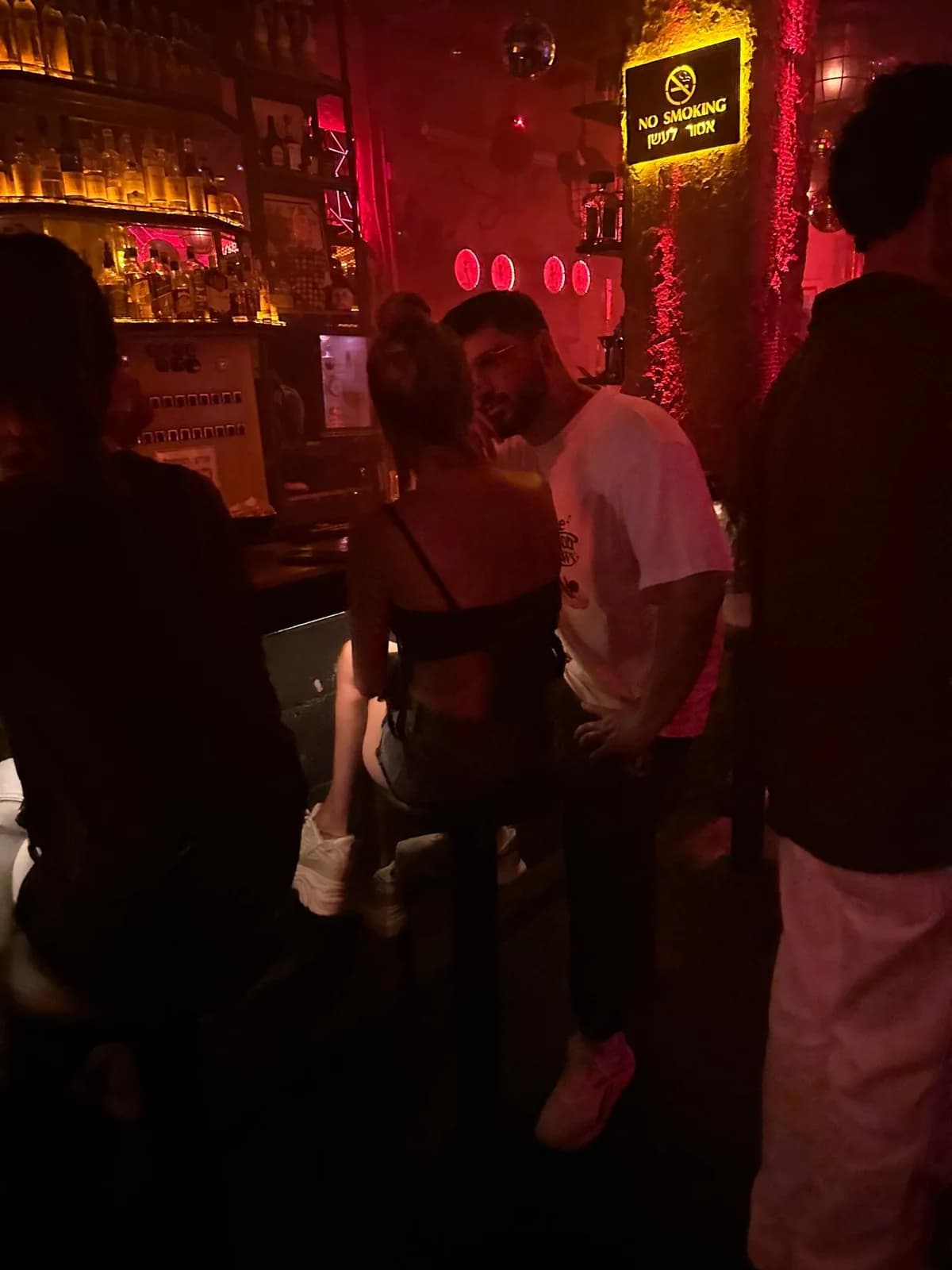 מפגש בבר בתאורה חמה
