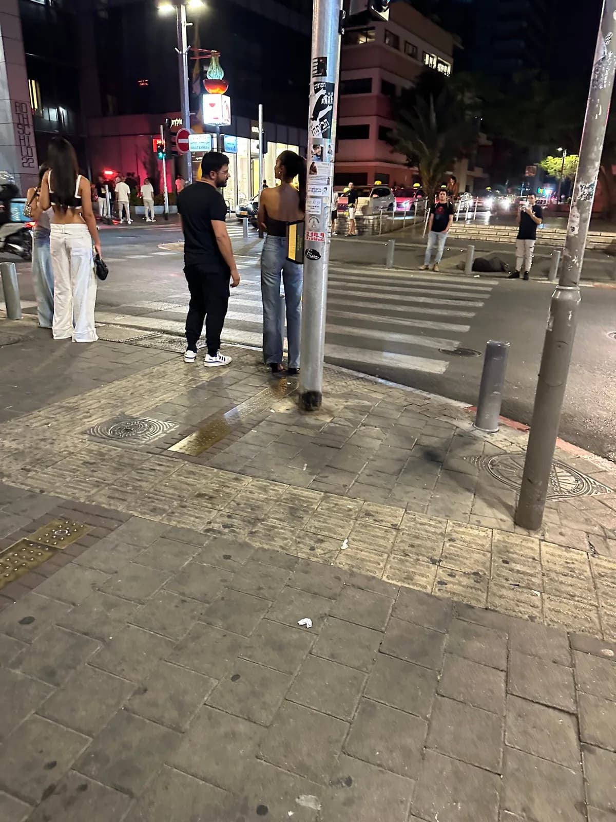 מפגש ושיחה ברחוב בשעת ערב