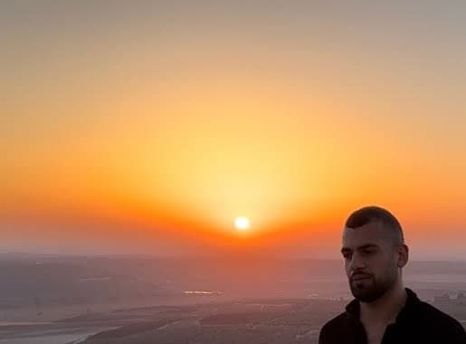 דולב חדד על רקע שקיעה